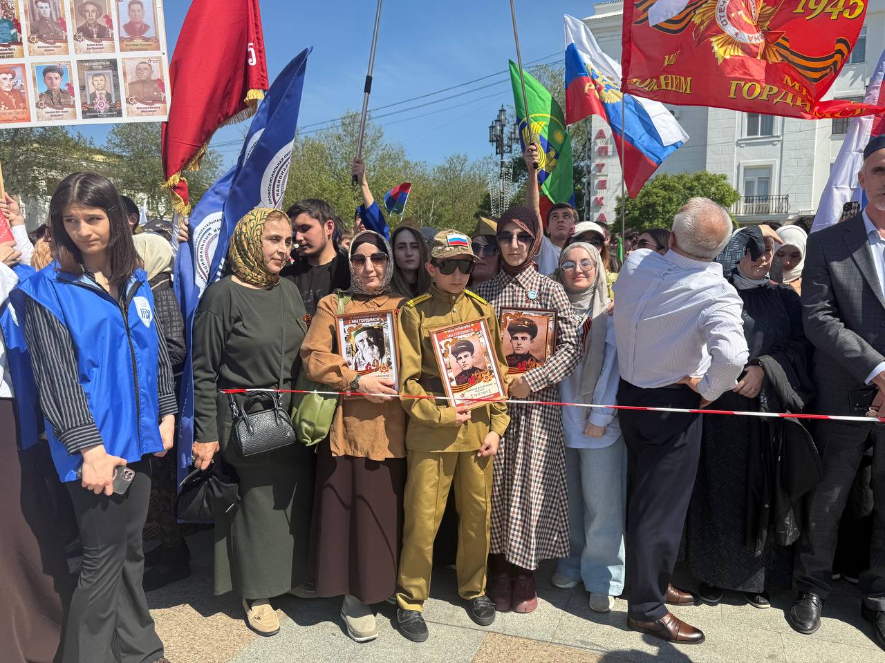 9 Мая студенты, преподаватели и администрация гуманитарно-педагогического колледжа приняли участие в акции «Бессмертный полк».