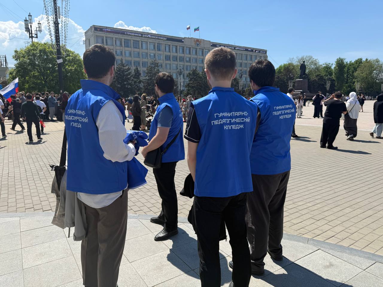 9 Мая студенты, преподаватели и администрация гуманитарно-педагогического колледжа приняли участие в акции «Бессмертный полк».