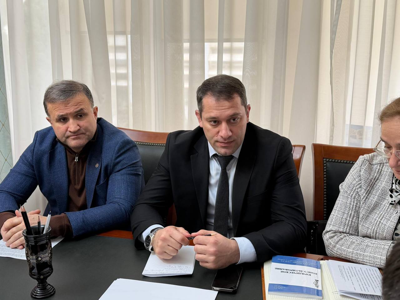 Сегодня принял участие на совещании у Уполномоченного по правам человека в РД Запира Алхасова. Обсудили состояние и перспективы развития юридических к...