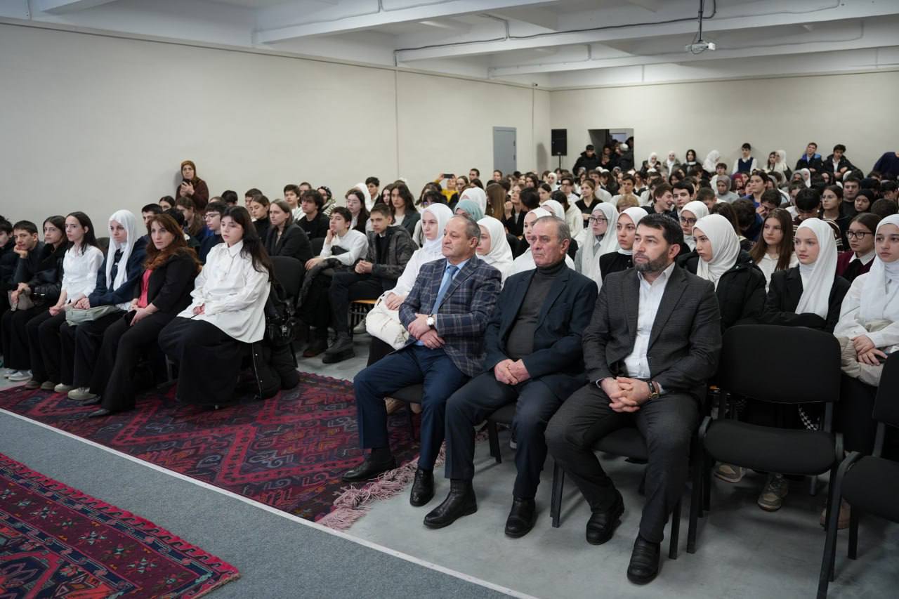 Студенты Гуманитарно-педагогического колледжа приняли участие в тематическом диктанте «Имам Шамиль – герой Кавказа и России», который прошёл на базе Д...