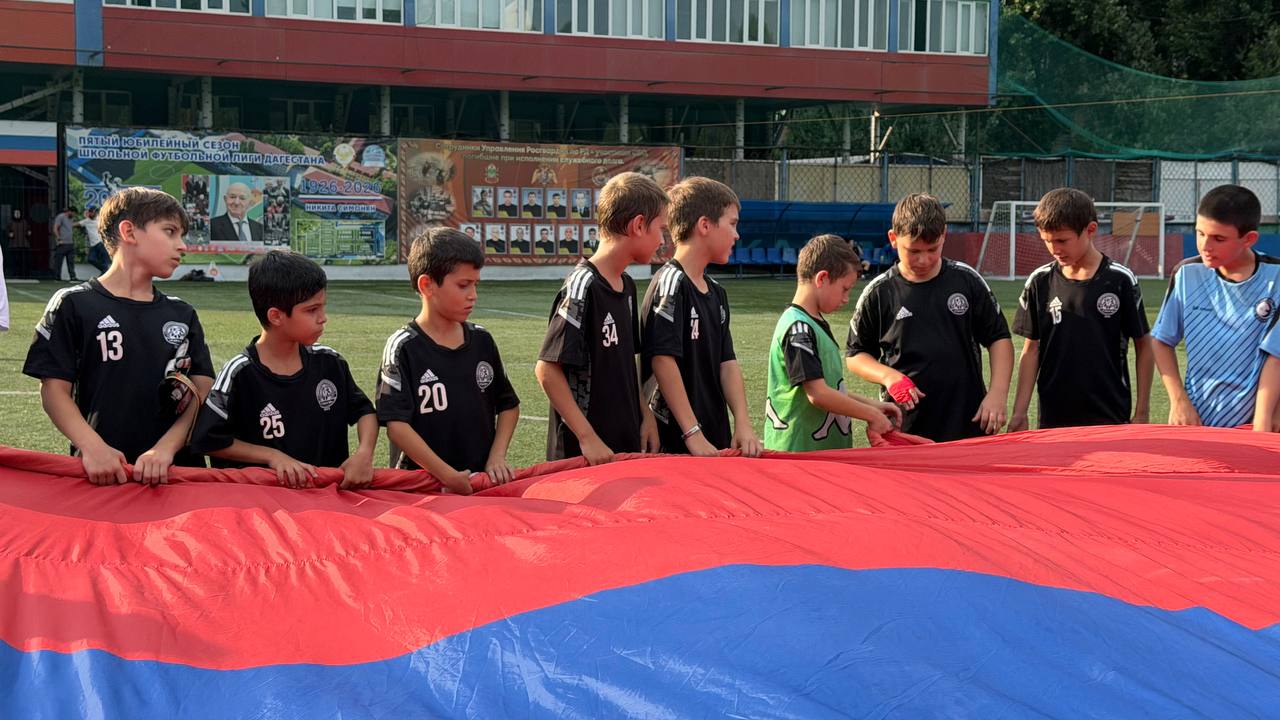 👍 В Дагестане в День Конституции РД развернули флаг площадью 300 квадратных метров
