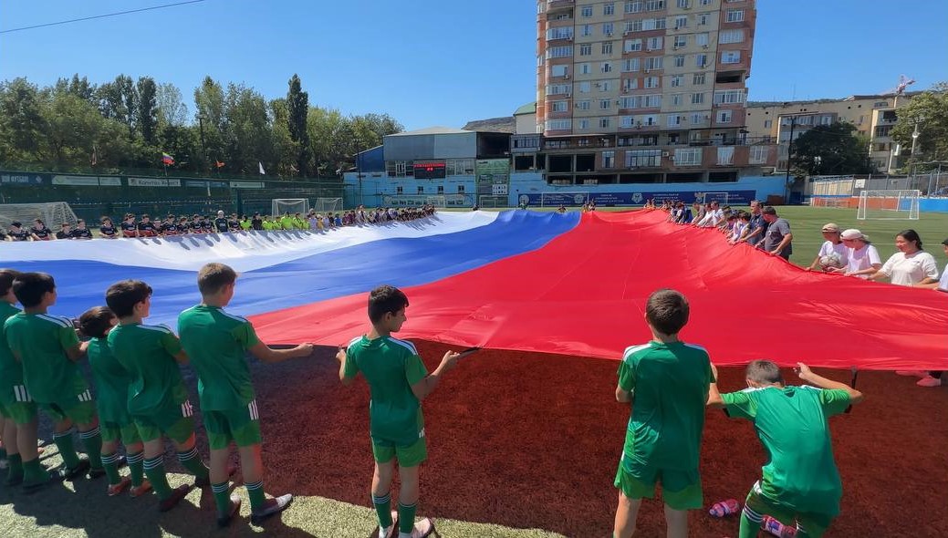 В День государственного флага на поле РДЮСШ развернули 15-метровый триколор