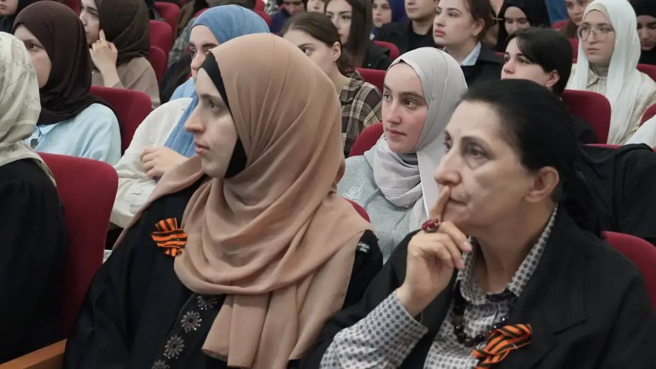 В стенах гуманитарно-педагогического колледжа в преддверии Дня Победы прошла встреча в рамках федерального проекта «Диалоги с героями».